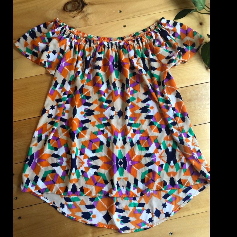 Off the shoulder print shirt